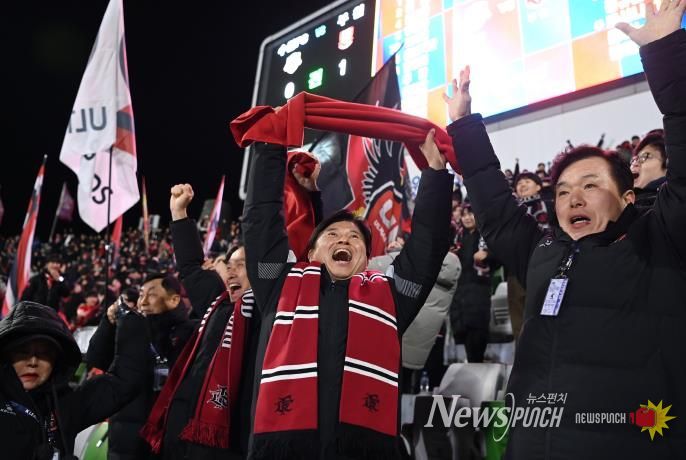 이달 8일 부천FC1995 승강 PO 2차전 경기에서 골을 넣자, 조용익 부천시장이 기뻐하고 있다