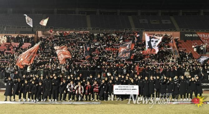 부천FC1995 K리그1 승격을 축하하며 선수단과 헤르메스가 단체 기념사진을 촬영했다.
