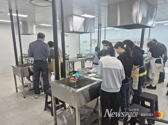 파주시 운정보건소, ‘한방차 만들기’ 주민들 큰 호응