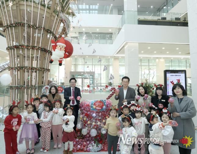 지난 12일, 박일하 동작구청장(왼쪽 두 번째)이 ‘사랑의 저금통 쌓기’ 행사에서 참석자들과 기념 촬영하고 있다.