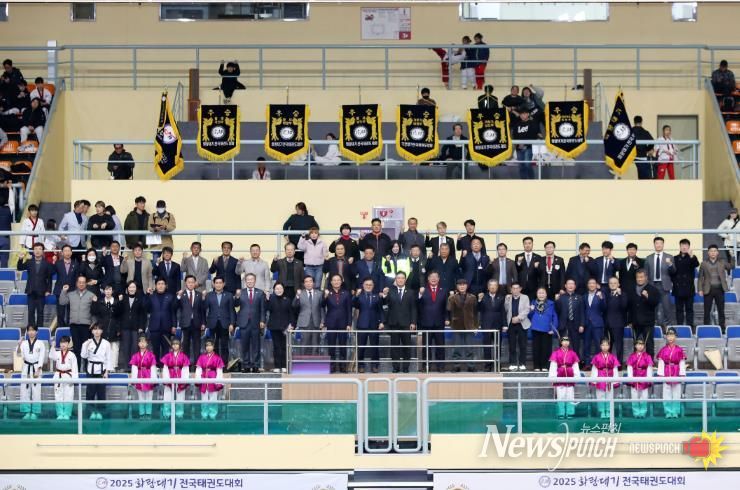 지난 14일 경주실내체육관에서 열린 ‘2025 화랑대기 전국태권도대회’ 개회식에서 주요 내빈과 관계자, 선수들이 한자리에 모여 대회의 성공적인 개최를 기원하며 기념촬영을 하고 있다.