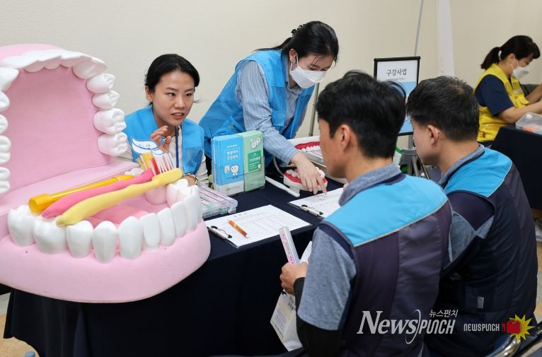 광산구는 병원에 가기 힘든 우체국 노동자들을 위해 찾아가는 상생보건소를 운영했다. 우체국 노동자들이 검진을 하고 있다.
