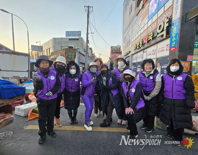 ‘아랫장 짐보따리 들어드리기’ 봉사