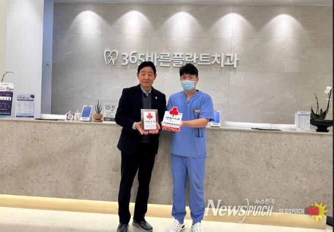 (사진설명)착한가게 256호점 현판 전달 장면