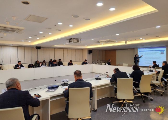 김영문 문화경제부시장이 15일 오전 시청 중회의실에서 열린 복합쇼핑몰 상권영향평가 연구용역 최종 보고회에 참석해 연구용역 결과를 청취하고 있다. /광주광역시 제공