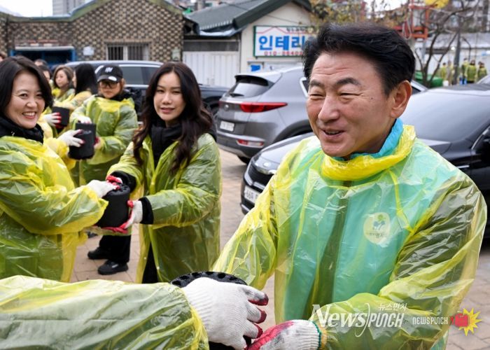 김동근 시장이 12월 13일 의정부명지회의 ‘사랑의 연탄 나눔 행사’에 참여하고 있다.