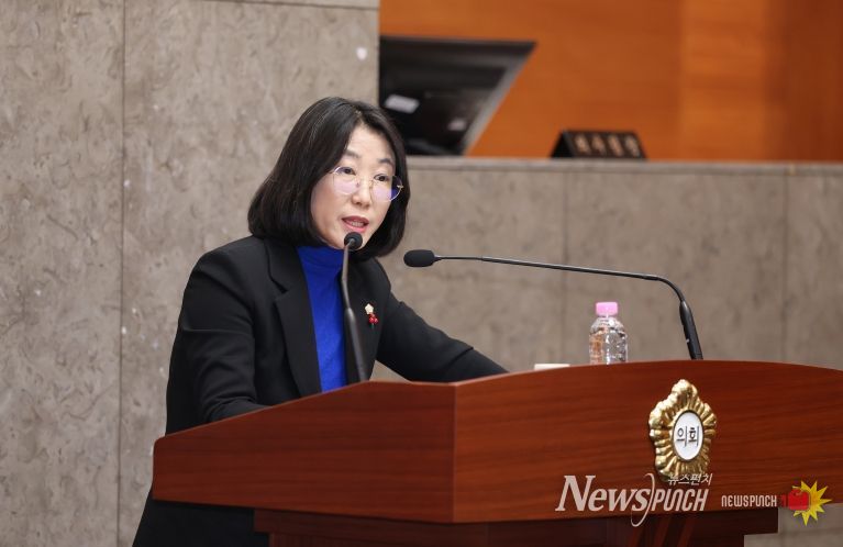 - 제258회 정례회 제3차 본회의에서 구정질문을 하는 의원들-고성미 의원