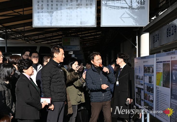 15일 오전 동서울터미널 현장을 방문한 오세훈 서울시장이 관련 브리핑을 청취하고 있다.