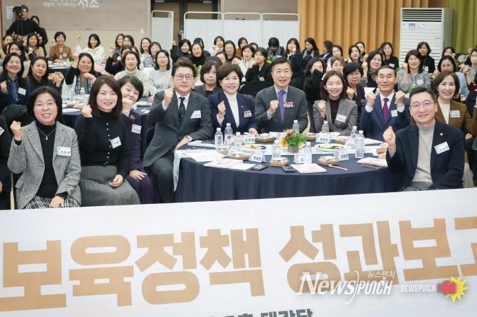 전성수 서초구청장(테이블 중앙)이 2025년 서초구 보육정책 성과보고회에 참석해 기념사진을 찍고 있다.