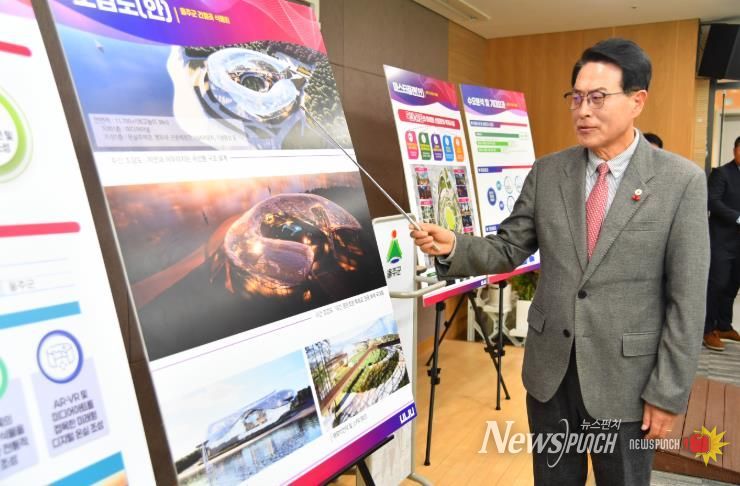 울산 울주군이 16일 군청 프레스센터에서 간절곶 식물원 건립사업에 대한 언론브리핑을 개최한 가운데 이순걸 울주군수가 사업 개요 및 향후 계획에 대해 설명하고 있다.