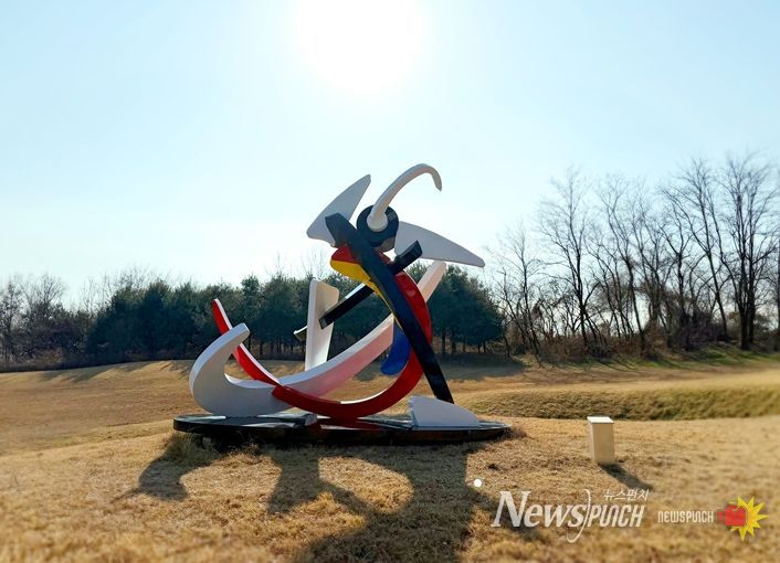 제2회 서울조각상 대상작(방인균, '얼쑤!', 노을조각공원 전시 중)