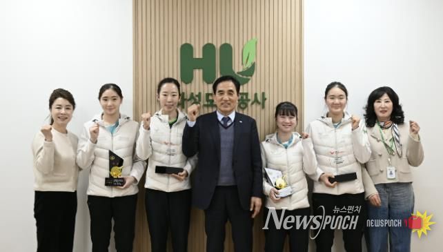 국제대회와 전국대회에서 입상한 화성도시공사 탁구단 선수들과 HU공사 한병홍 사장이 메달과 상패를 들고 기념촬영을 하고 있다.