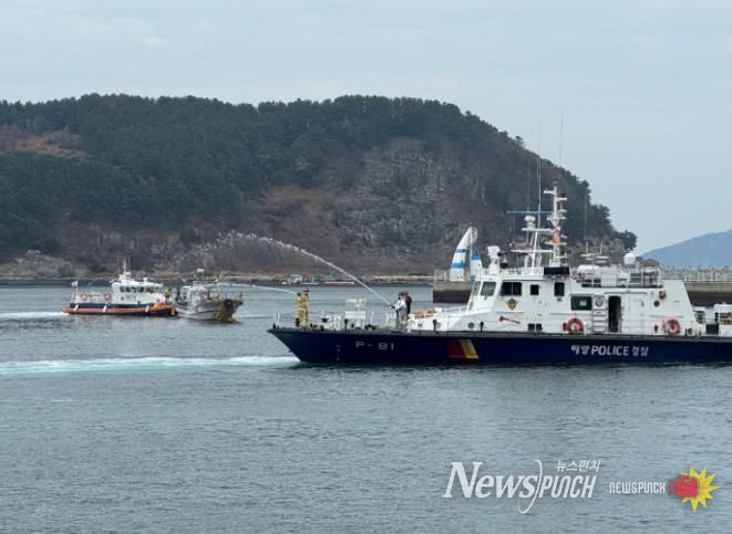 사천해경이 16(화) 남해군 물건항에서 밀집 계류지 어선 화재 사고를 가정한 합동훈련 중인 모습