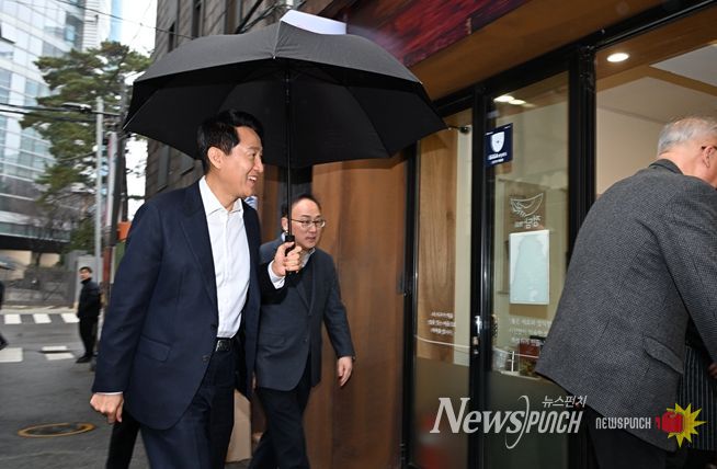 오세훈 서울시장이 16일 용산구 '희망의 인문학' 창업지원 사업인 '동행스토어' 1호점 음식점 '정담'에 들어서고 있다.