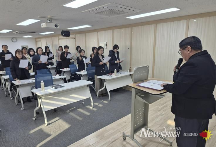 2025 반부패‧청렴실천 행사에서 참석자들이 윤리헌장을 낭독하고 있다.