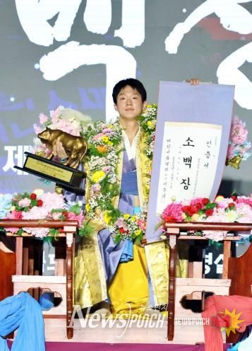 정읍 단풍미인씨름단 박상준, 생애 첫 ‘소백 장사’ 등극… 모래판 포효