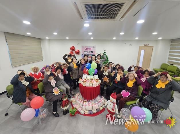 오산시 중앙동, ‘뇌튼튼 뜨개교실’ 어르신들 손뜨개 목도리 120여 개 기탁