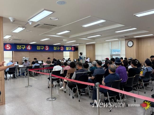 (홍성군, 민생회복 소비쿠폰 집행 우수 지자체 선정)_지난 7월 소비쿠폰 신청 현장