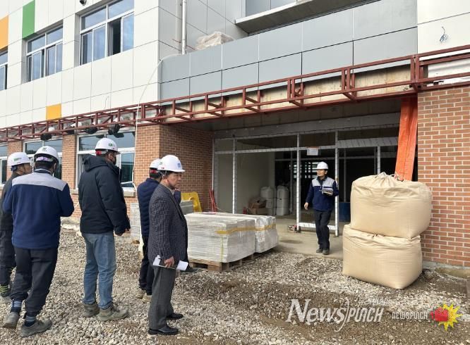 광주시교육청이 17일 평동초 그린스마트 스쿨 공사 현장에서 진행한 대형 교육시설 공사장 긴급 안전점검에서 점검단이 공사 현장을 살펴보고 있다.