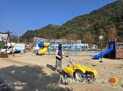 인제군, 어린이 안전 최우선! 어린이놀이시설 하반기 지도점검 및 위생소독 완료