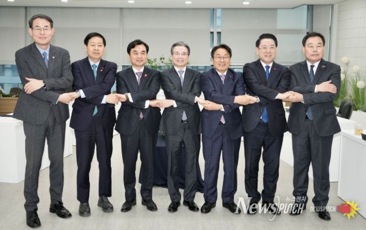 강기정 광주광역시장이 17일 광주도시공사에서 열린 대통령실 주관 '광주 군공항 이전 전담팀(TF) 6자 협의체' 회의에 앞서 참석자들과 기념촬영을 하고 있다. (사진 왼쪽부터 강희업 국토교통부 제2차관, 구윤철 기획재정부 장관, 안규백 국방부 장관, 김용범 대통령실 정책실장, 강기정 광주광역시장, 김영록 전라남도지사, 김산 무안군수) /광주광역시 제공