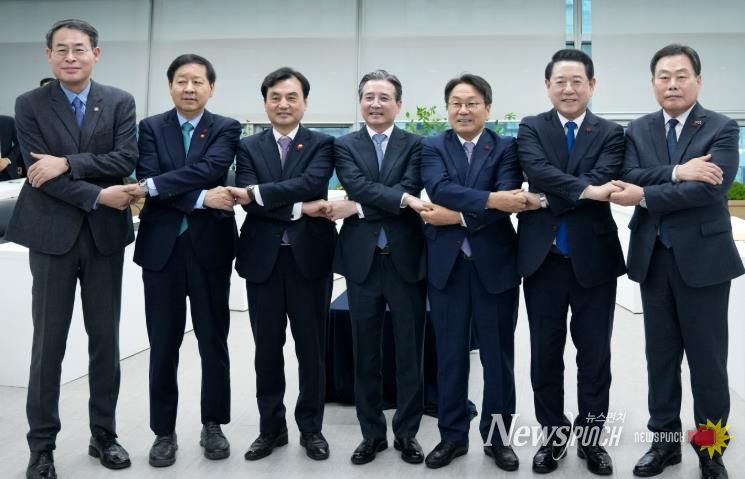 김영록 전라남도지사가 17일 광주에서 열린 ‘광주 군 공항 이전 6자 협의체’ 회의에서 김용범 대통령실 정책실장, 구윤철 기획재정부장관, 안규백 국방부장관, 강희업 국토교통부2차관, 강기정 광주광역시장, 김산 무안군수와 회의에 앞서 기념촬영을 하고 있다.