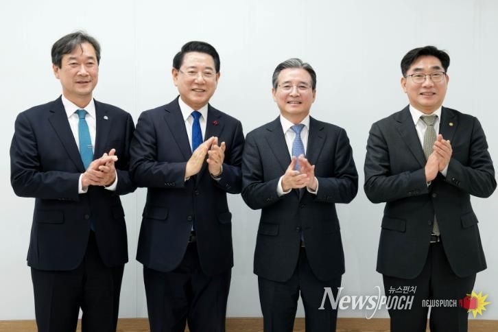 김영록 전라남도지사 17일 광주에서 대통령실 김용범 정책실장 주재로 열린 ‘전남 통합대학교 국립의과대학 신설 추진 간담회’에서 송하철 국립목포대학교 총장, 이병운 국립순천대학교 총장 등 참석자들과 기념촬영을 하고 있다.