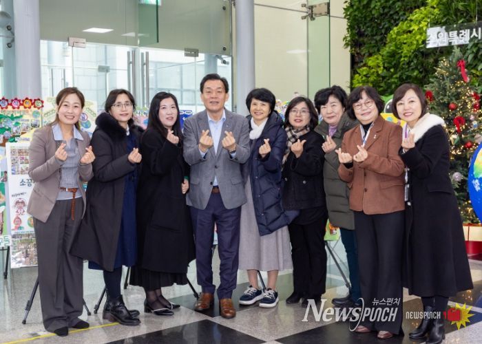 이재준 수원시장(왼쪽 4번째) 탄소중립 환경 챌린지 사진전이 열리는 시청 별관 로비에서 수원시 공공형어린이집연합회 관계자들과 기념촬영을 하고 있다.