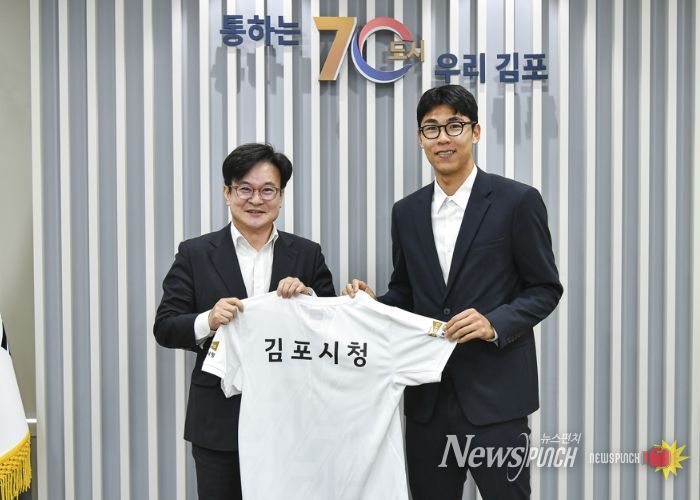 김병수 김포시장이 정현 선수의 김포시 테니스팀 입단을 환영하고 있다.