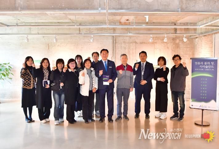 김한종 군수가 장성군사진가협회 정기 전시회를 찾았다.