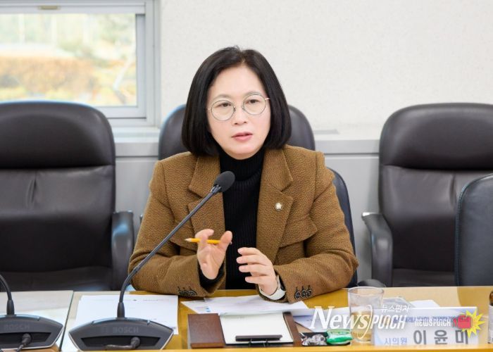 용인시 종이팩 재활용 활성화 및 지원 조례 제정을 위한 간담회에서 이윤미 의원이 발언하고 있다.