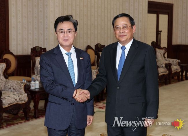 2023년 12월 7일 라오스 총리실에서 김태흠 지사 손싸이 시판돈 총리를 만나 악수하고 있다.