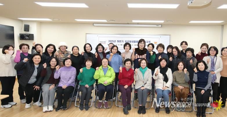 12월 15일, 박희영 용산구청장이 용산아트홀 문화강좌실에서 열린 ‘우리동네돌봄단 하반기 힐링교육’에 참석해 단원들과 기념사진을 촬영하고 있다