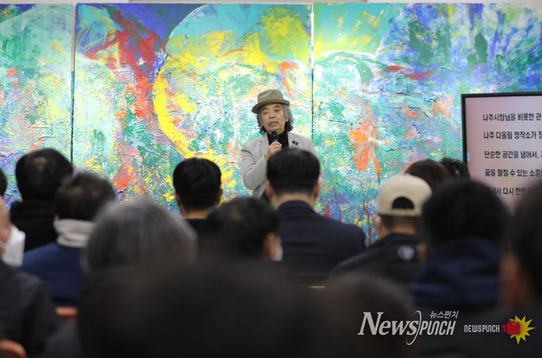 다울림 창작소 김근태 입주작가가 시민들에게 작품 소개와 창작 성과를 공유하고 있다.