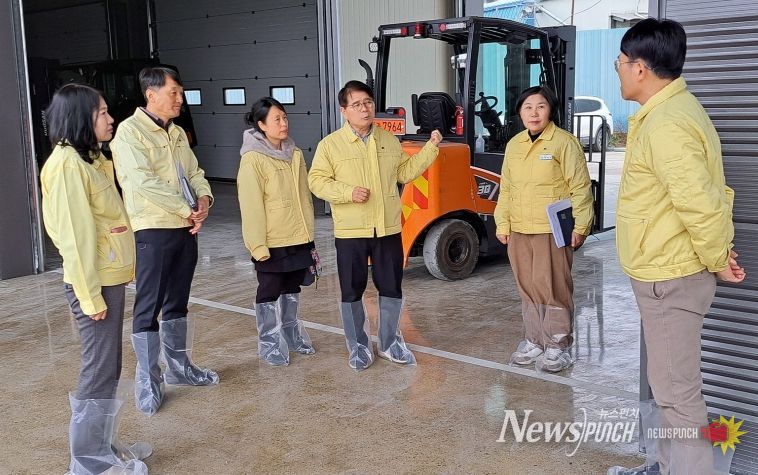 최정록 농림축산검역본부장(오른쪽 세 번째)이 지난 16일 나주양계시범단지 환적장을 방문해 방역 현장을 점검하고 있다.