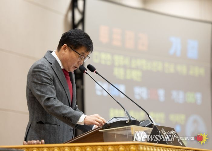 윤창철 의장이 제383회 정례회 제2차 본회의를 주재하고 있다.