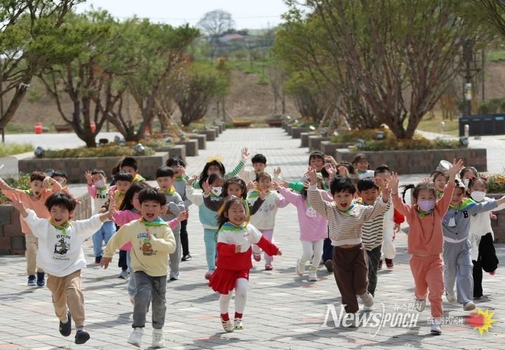 지난 4월 17일 영산강정원 미꾸라지 방류 행사 당시 아이들 모습.