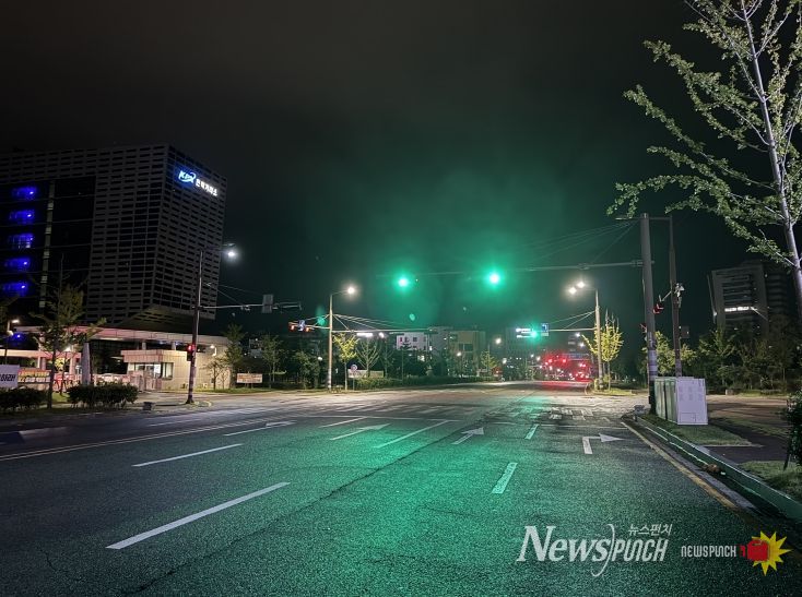 전력거래소 정문 교차로 LED 투광등 설치 모습.