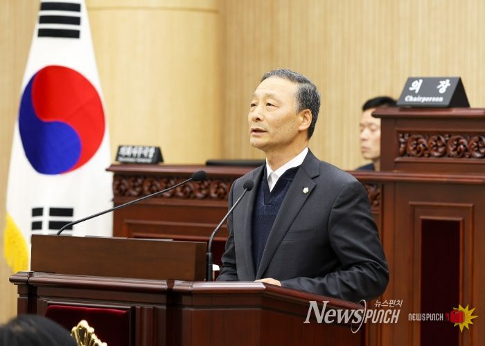 지난 18일 본회의장에서 ‘부동산 경기 및 민생경제 회복을 위한 정책 건의안’에 대해 제안설명을 하고 있는 한명훈 의원의 모습.