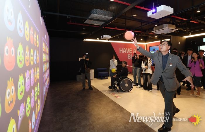 정명근 화성특례시장이 AR 스포츠 체험시설을 시연하고 있다.