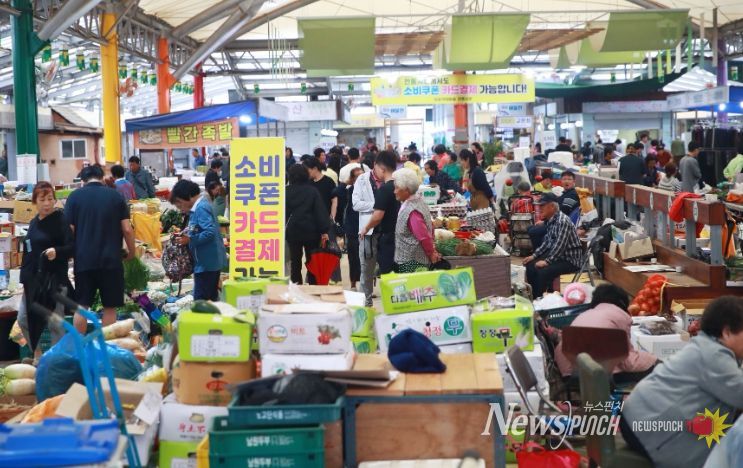 곡성군 전남형 기본소득 소비쿠폰으로 활기를 띠고 있는 곡성군 전통시장의 모습