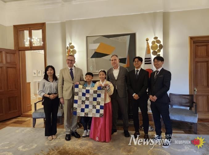 2024년 7월 23일 주한영국대사관에서 열린 찰스 3세 국왕 즉위 축하 편지 전달식에서 참석자들이 기념사진을 촬영하고 있다.