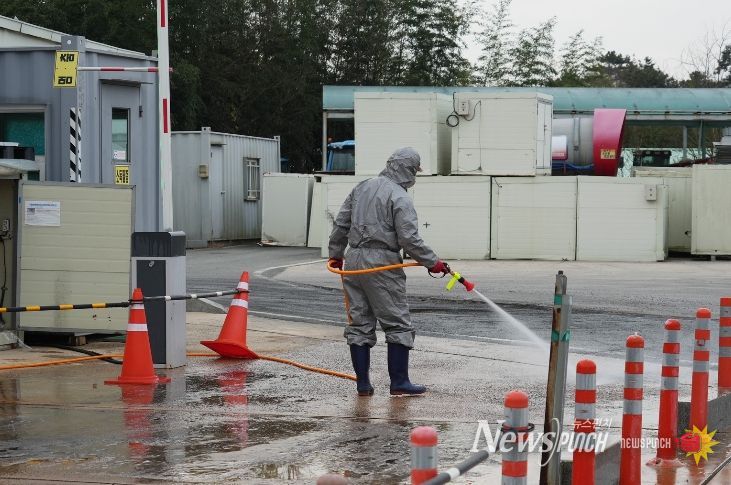 나주시가 고병원성 조류인플루엔자(AI) 확산을 막기 위해 거점소독시설을 운영하고 있다.