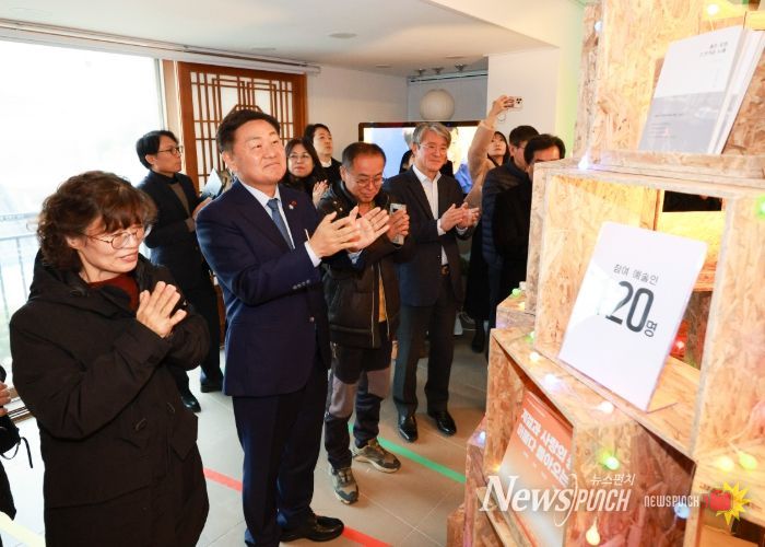 24일 전주시 하얀양옥집(구 도지사 관사)에서 열린 2025년 전북형 마을문학 프로젝트 성과공유회에 김관영 전북특별자치도지사를 비롯해 마을주민과 예술인등 참석자들이 이야기나무 점등식을 갖고 있다