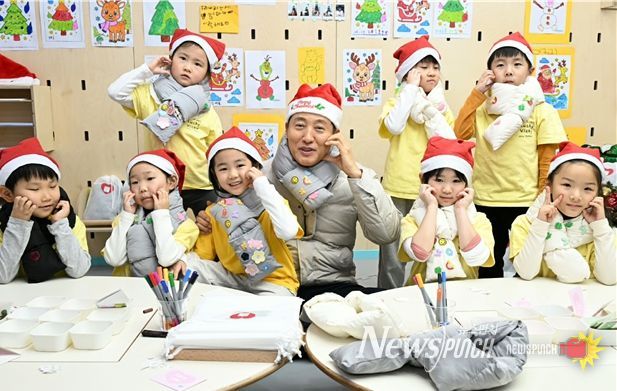 오세훈 서울시장이 24일(수) 광진구 뚝섬한강공원 자벌레 '한강플플' 키즈카페에서 아이들과 사랑의 목도리를 만든 후 기념촬영 하고 있다.