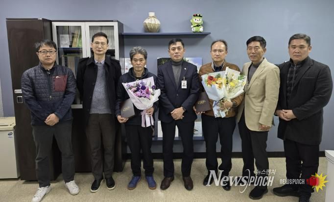 화성특례시가 30일 모범 택시 운수종사자에 표창장을 수여했다