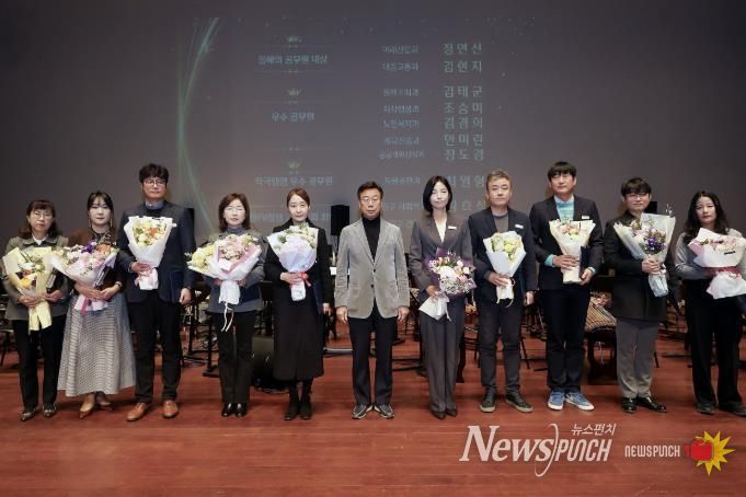 31일 시청 온누리실에서 열린 종무식에서 신상진 성남시장과 시상을 받은 우수 공무원들이 기념촬영을 하고 있다