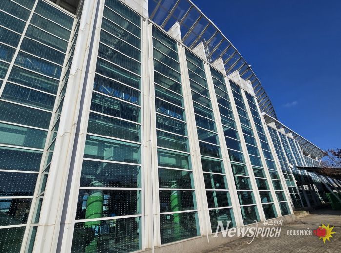 평동역 외부 조류 충돌 테이프 부착 사진