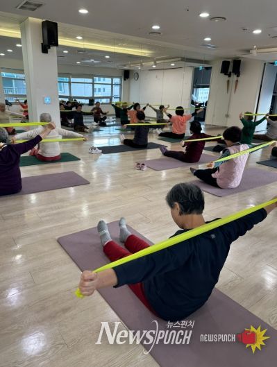 광명시 시민건강증진센터에서 '어르신 건강체조·요가교실'이 진행되고 있다.