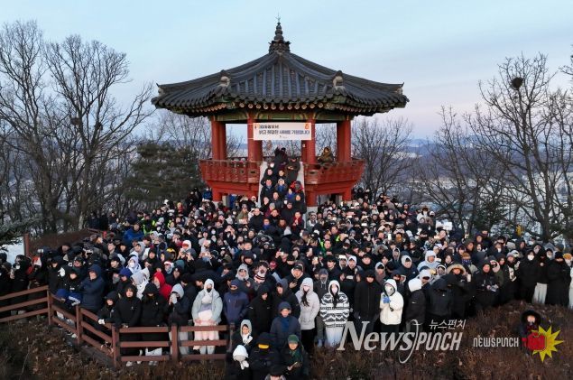 박승원 광명시장이 1일 도덕산 정상에 올라 신년 첫 해를 시민들과 함께 맞이하고 기념사진을 촬영하고 있다.